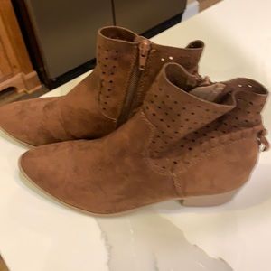 Unr8ted Women’s 8.5 Suede Like Booties